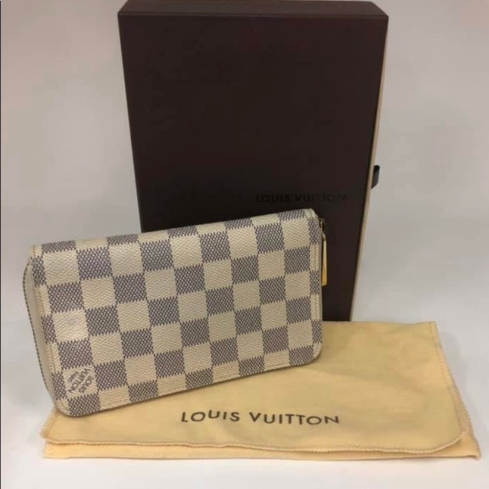 Preloved authentic LV Damier Azur zippy wallet . Come we with box and dustbag .